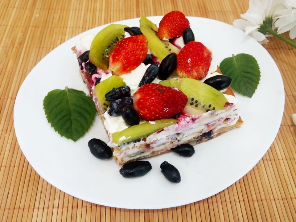 Сладкое наслаждение: медовый торт с яркими ягодами и нежным кремом