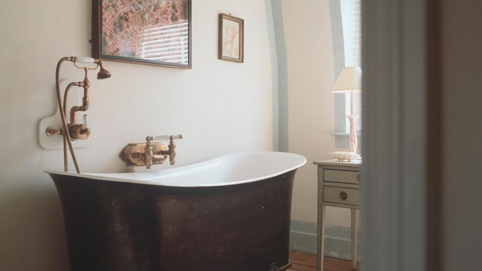 Не используйте эти средства: как ухаживать за стальной ванной