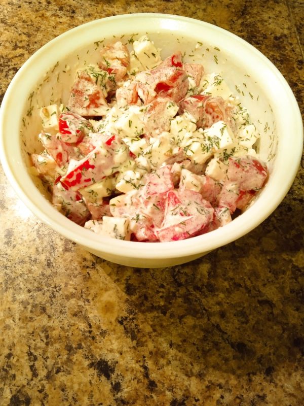 Сочный и простой: идеальный салат с помидорами и мягким сыром для любого случая