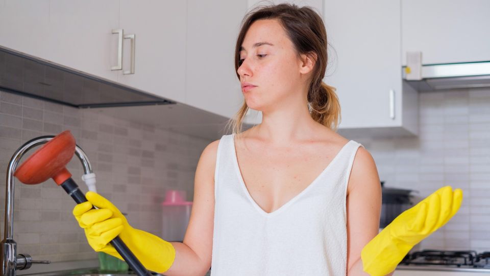 О забитой канализации забудете навсегда: простая хитрость сантехников