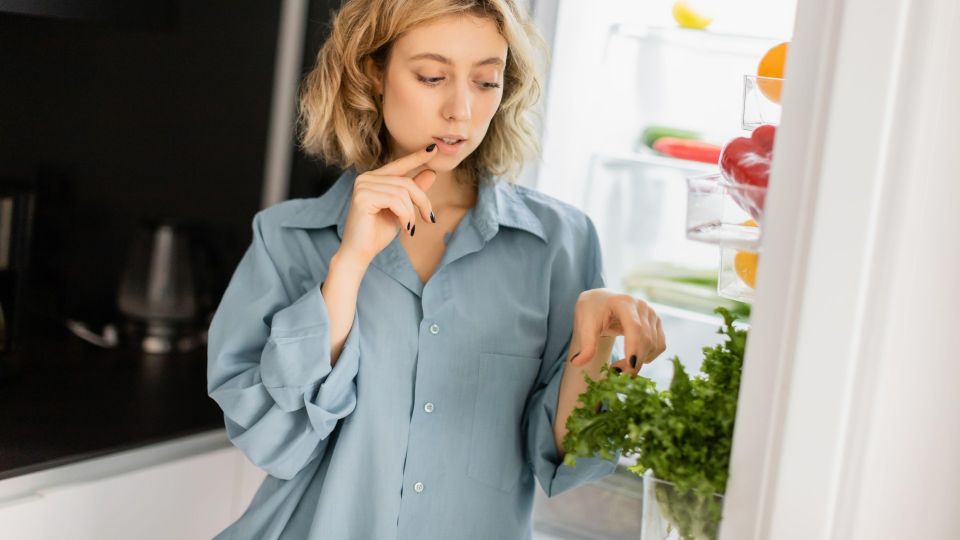 Быстрее, чем появится запах: вот как вычислить просрочку в холодильнике