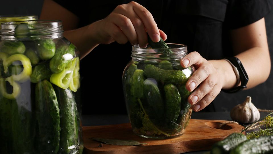 И никакого пара на всю кухню: вот как стерилизуют банки хозяйки со стажем