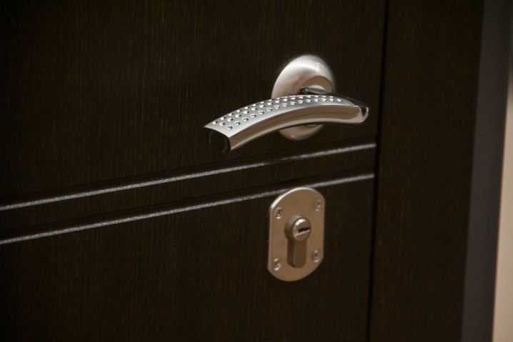 "Устранит скрип и не только": как использовать бальзам волос в быту - варианты, которые пригодятся