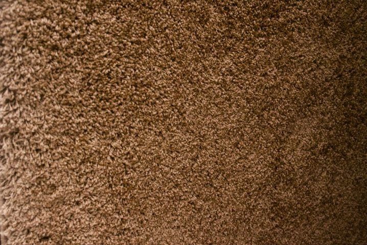 Избавляемся от вмятин на ковролине после перестановки мебели: нужна всего одна вещь