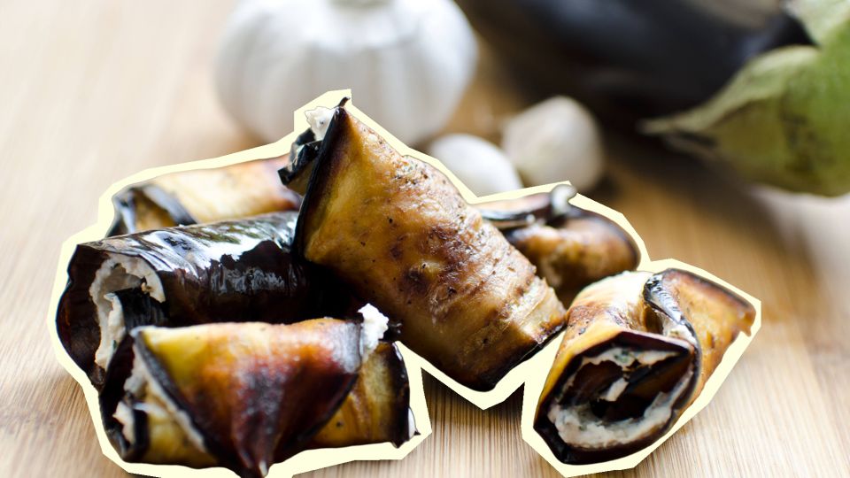 Нежные мини-рулеты из баклажанов с орехово-сырной начинкой: выйдут вкуснее, чем в ресторане