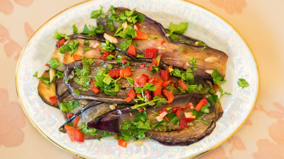 Как замариновать баклажаны всего за 20 минут: эту закуску гости первой сметут со стола