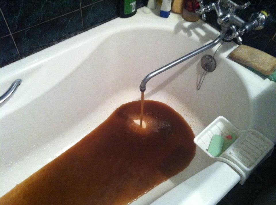 Суд заставил водоканал обеспечить женщину чистой водой после многолетней борьбы