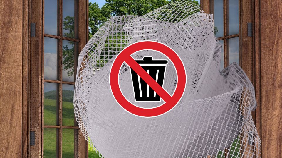 Не выбрасывайте порванную москитную сетку: ее спасет простой трюк