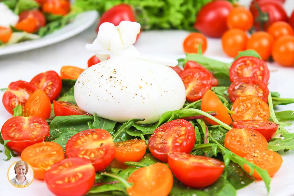 Летний салат с бурратой и помидорами: свежий акцент для вашего стола