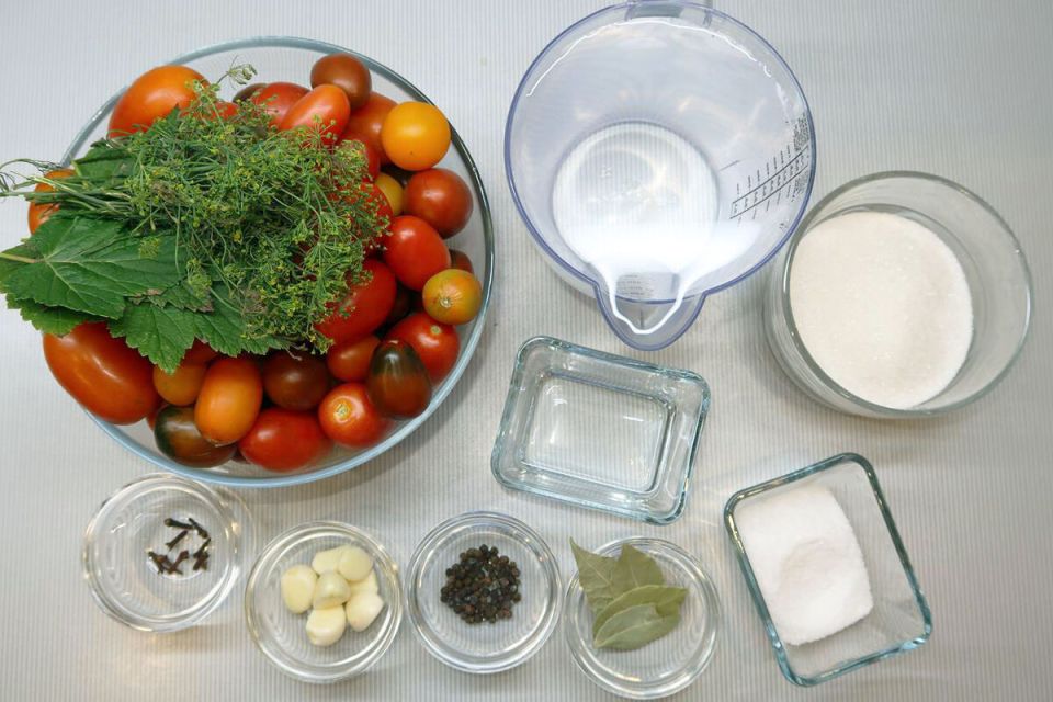 Как сохранить лето на зимний период: секреты вкусных маринованных помидоров