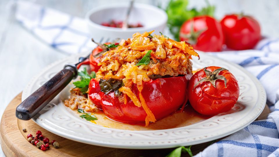 Запеченных перцев с такой начинкой гости точно не пробовали: нежная закуска за 15 минут