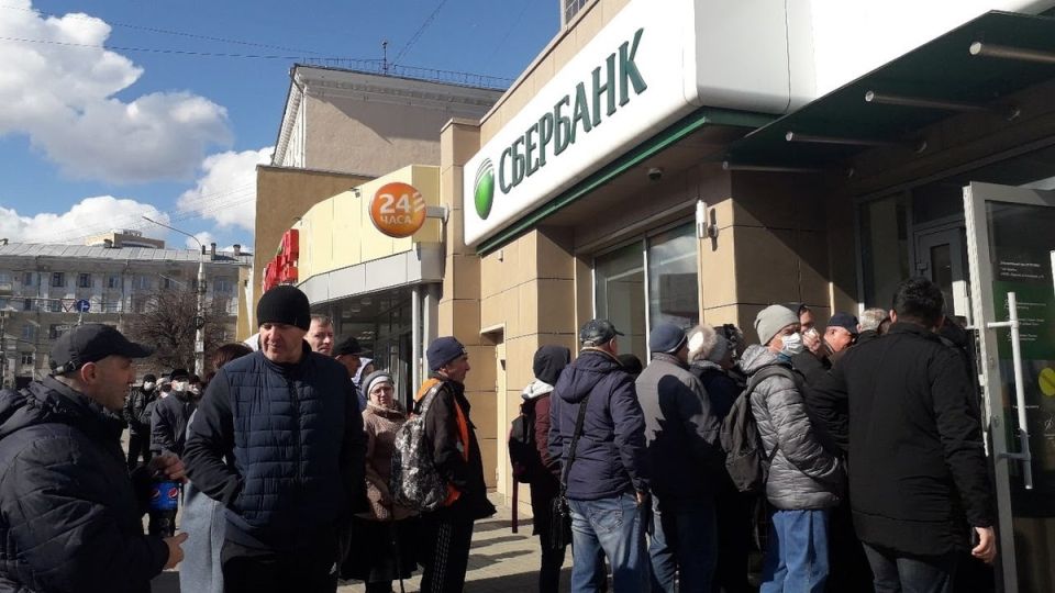 Эксперты предостерегают: время выводить деньги из банков