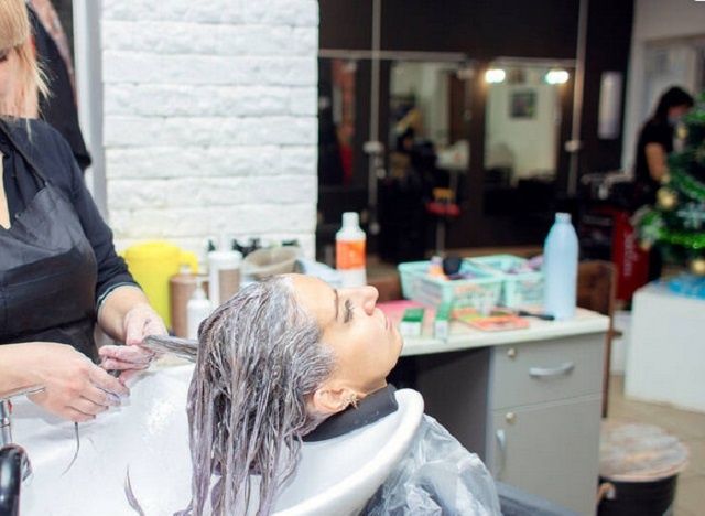 Способы удаления пятен краски для волос с одежды