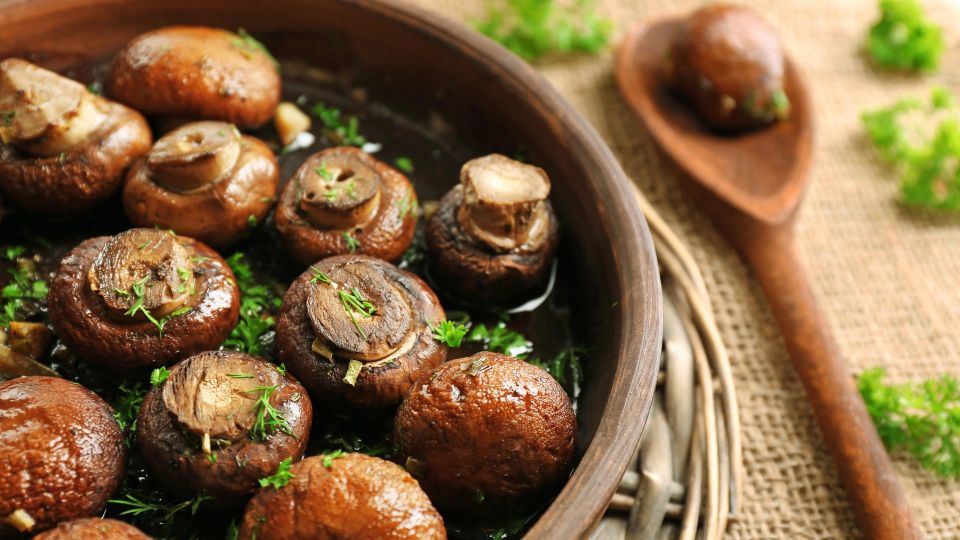Такие сочные шампиньоны съедят даже те, кто не любит грибы: весь секрет в маринаде