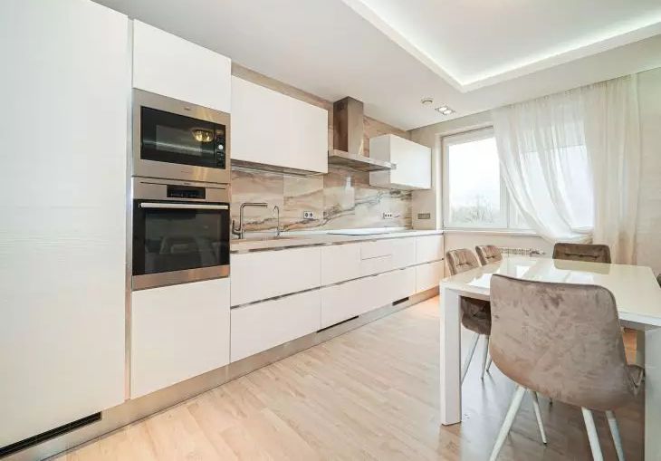 Желтизна на кухонных ящиках? Ошибка, которая превращает жир в липкий налет — как вернуть белизну быстро