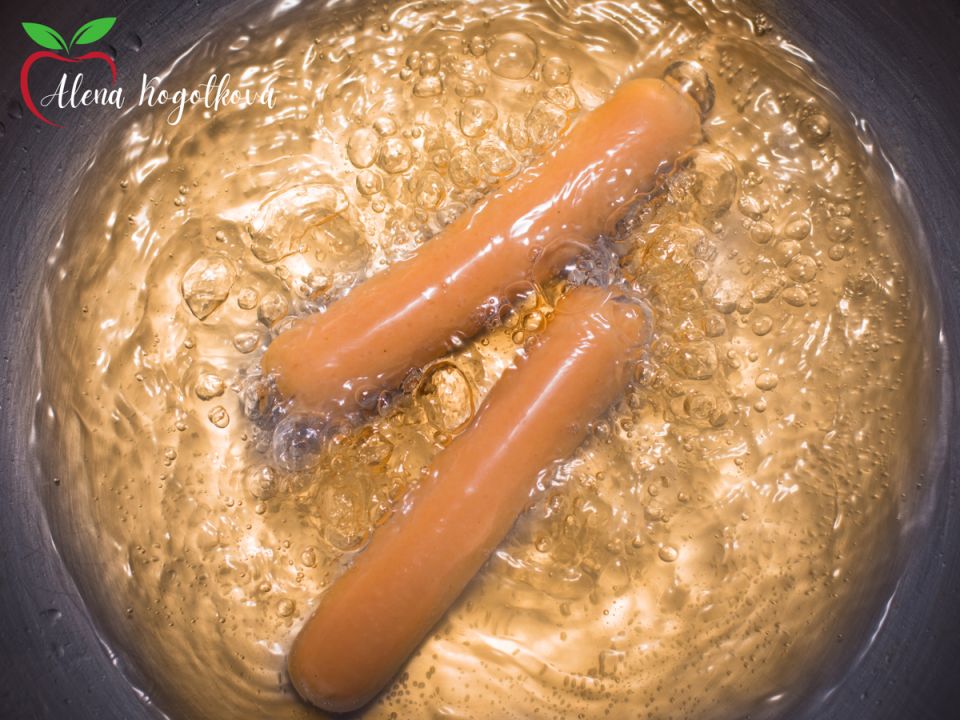 Мясной клей в сосисках: что стоит за опасностями и мифами