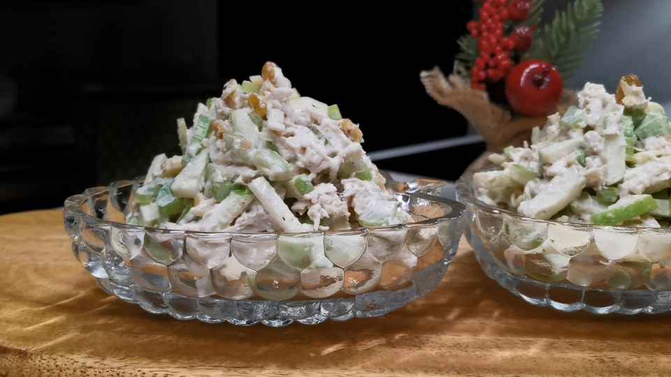 Салат «Свежесть»: простой и изысканный рецепт для новогоднего стола