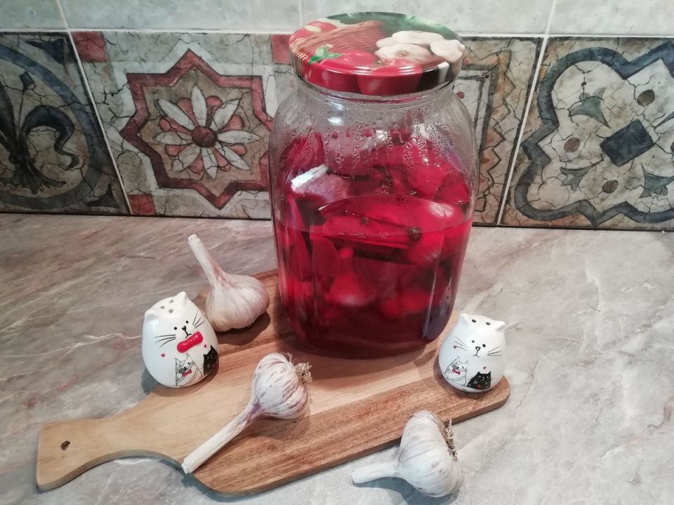 Попробуйте восхитительный маринованный чеснок: простейший рецепт для любителей остренького