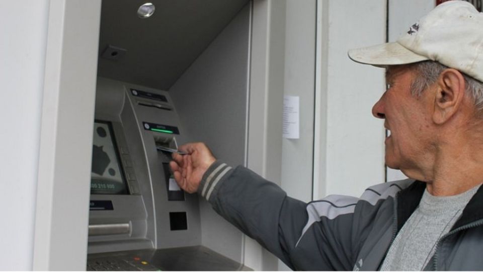 Пенсионные советы: почему лучше не хранить деньги на карте «Мир»