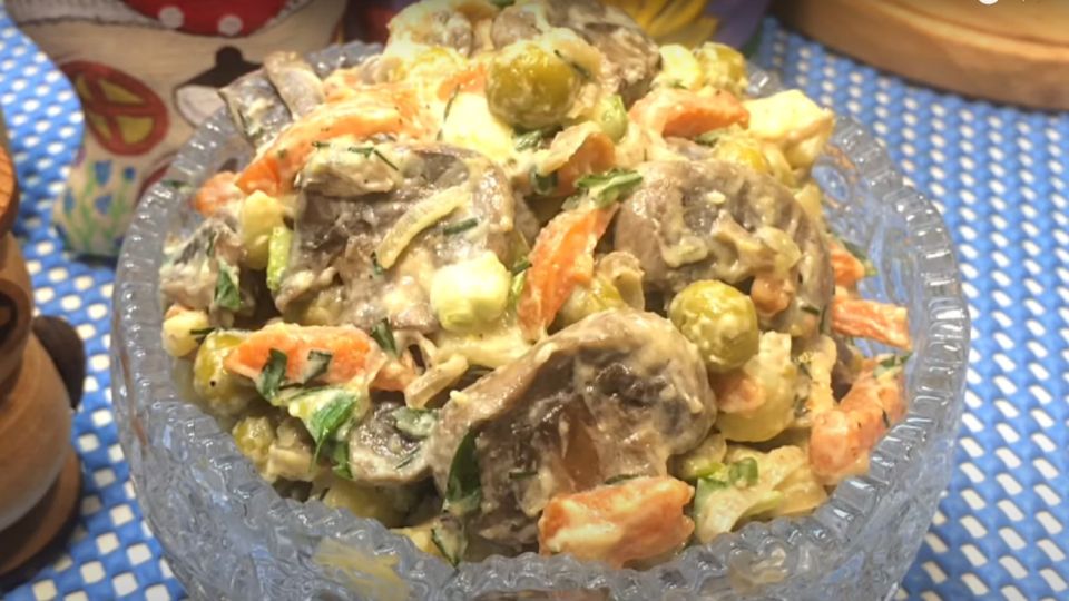 Оливье уходит в прошлое: вот какой салат с зеленым горошком сейчас на пике популярности