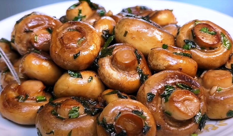 Жареные шампиньоны с чесноком: быстро, вкусно и удивительно!