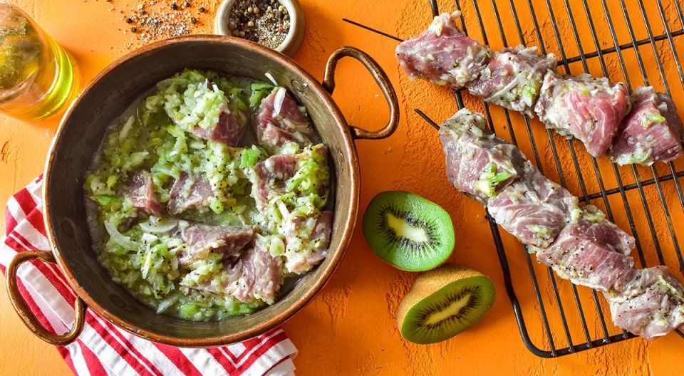 Маринад для шашлыка из киви: секрет нежного мяса всего за час