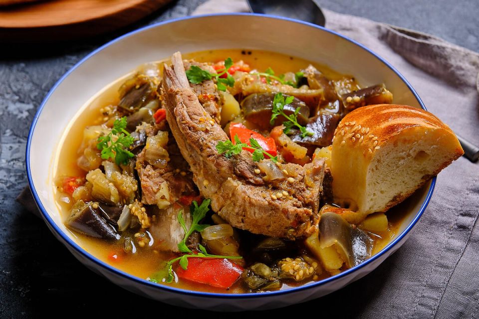 Тёплое рагу из баклажанов с рёбрышками: простое уютное блюдо для вечера