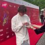 Звезда сериала Ивановы-Ивановы Алексей Лукин даёт новгородцам автографы