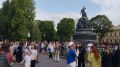Прямо сейчас у Новгородской областной филармонии имени Аренского проходит звездная дорожка открытия фестиваля молодого кино Новое Движение