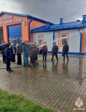 Любознательные гости. Ученики школы № 1 города Валдай посетили с экскурсией отдельный пост 11 ПСЧ