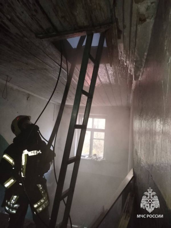 Пожарно-спасательные подразделения ликвидировали пожар в Великом Новгороде