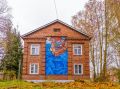 Художник рассказал трогательную историю нового мурала в Боровичах