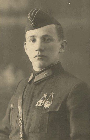 «В бою ведёт себя дерзко». «В нашей деревне до сих пор помнят воздушный бой, который разгорелся в феврале 1944 года. Тогда три советских истребителя обратили в бегство тридцать вражеских самолётов, сбив три из них. О...