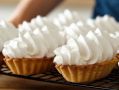 Как приготовить сладкие корзиночки с нежным белковым кремом