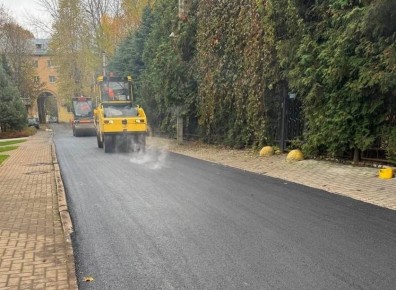 В Великом Новгороде обновили дорогу к святыне на древней улице города