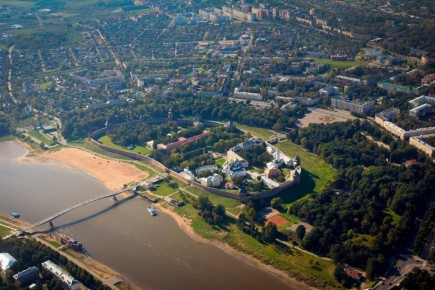 В Новгородской области в деревне женщина и трое мужчин пристреливали ружье, в итоге женщина убила одного из них, попав в голову
