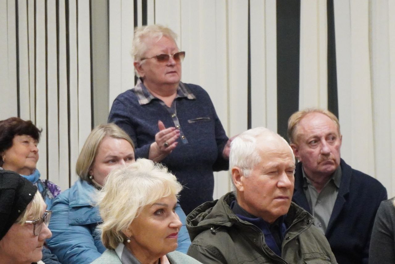 Александр Розбаум: Уважаемые Новгородцы!. Сегодня вечером, вместе с министром здравоохранения Новгородской области Валерием Николаевичем Яковлевым встретились с жителями микрорайона нашего города Деревяницы Обсудили вопросы... Александр Розбаум: Уважаемые Новгородцы!. Сегодня вечером, вместе с министром здравоохранения Новгородской области Валерием Николаевичем Яковлевым встретились с жителями микрорайона нашего города Деревяницы Обсудили вопросы...