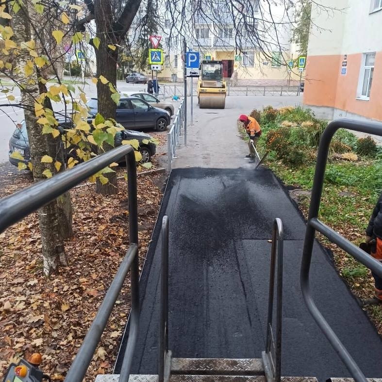 На четырёх дорогах Великого Новгорода обновили верхний слой асфальта На четырёх дорогах Великого Новгорода обновили верхний слой асфальта