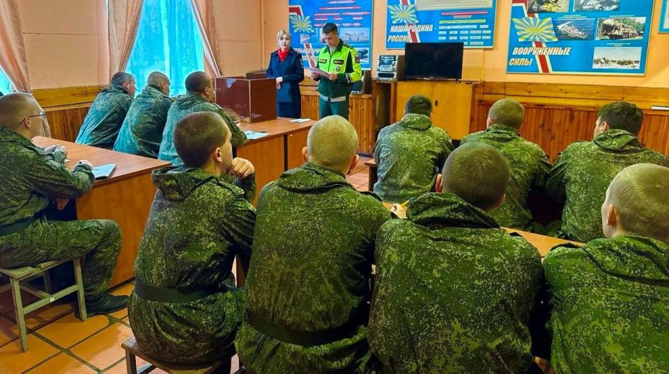 При взаимодействии сотрудников Госавтоинспекции и представителей военной автомобильной инспекции в рамках профилактической акции «За безопасность дорожного движения» для военнослужащих войсковой части министра обороны...