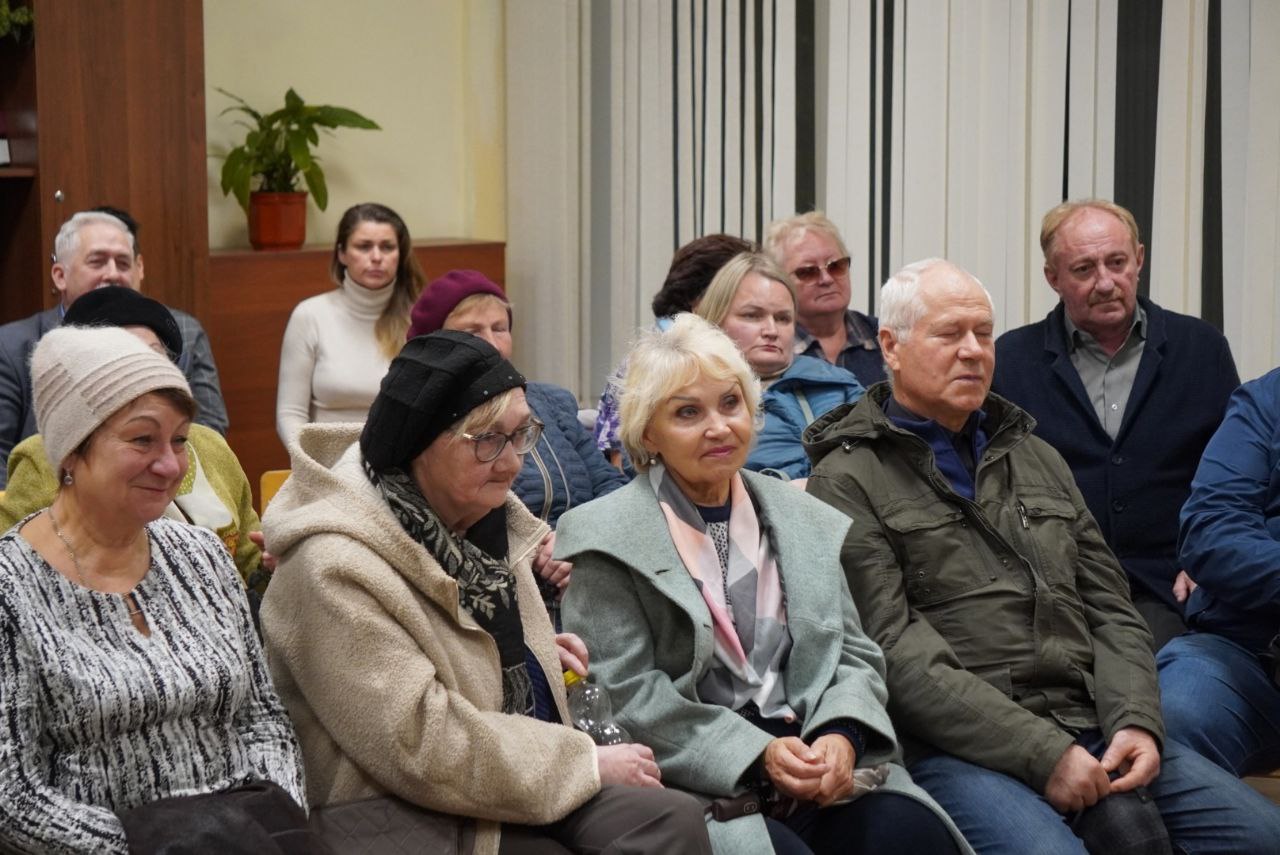 Александр Розбаум: Уважаемые Новгородцы!. Сегодня вечером, вместе с министром здравоохранения Новгородской области Валерием Николаевичем Яковлевым встретились с жителями микрорайона нашего города Деревяницы Обсудили вопросы... Александр Розбаум: Уважаемые Новгородцы!. Сегодня вечером, вместе с министром здравоохранения Новгородской области Валерием Николаевичем Яковлевым встретились с жителями микрорайона нашего города Деревяницы Обсудили вопросы...
