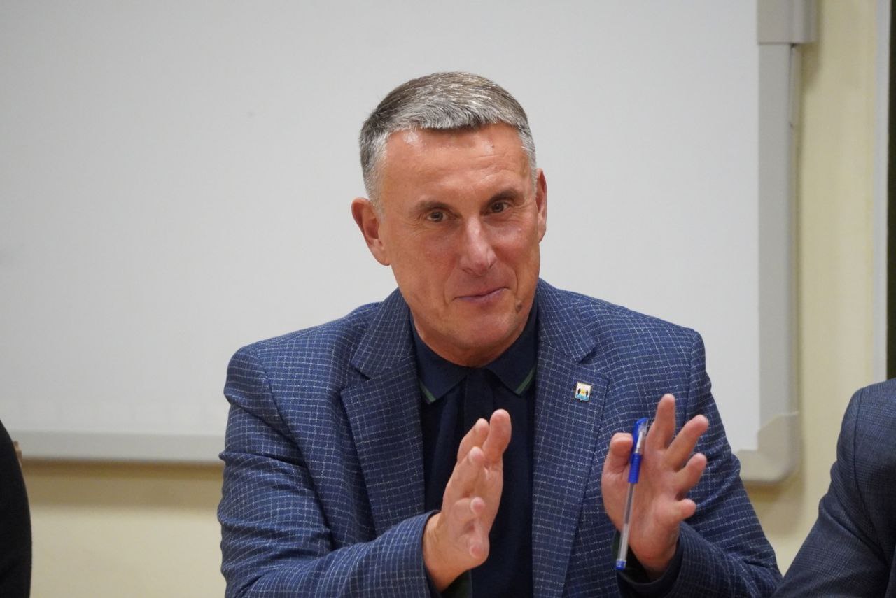 Александр Розбаум: Уважаемые Новгородцы!. Сегодня вечером, вместе с министром здравоохранения Новгородской области Валерием Николаевичем Яковлевым встретились с жителями микрорайона нашего города Деревяницы Обсудили вопросы... Александр Розбаум: Уважаемые Новгородцы!. Сегодня вечером, вместе с министром здравоохранения Новгородской области Валерием Николаевичем Яковлевым встретились с жителями микрорайона нашего города Деревяницы Обсудили вопросы...