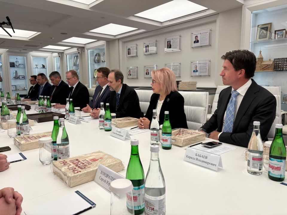 Елена Панина: В Совбезе РФ прошла торжественная церемония передачи послу Монголии в России сборника документов "Подвиг Монголии во Второй мировой войне"