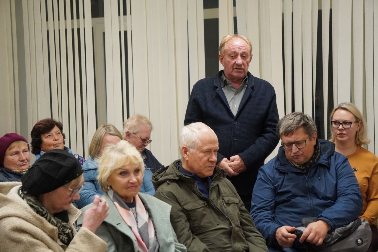 Александр Розбаум: Уважаемые Новгородцы!. Сегодня вечером, вместе с министром здравоохранения Новгородской области Валерием Николаевичем Яковлевым встретились с жителями микрорайона нашего города Деревяницы Обсудили вопросы... Александр Розбаум: Уважаемые Новгородцы!. Сегодня вечером, вместе с министром здравоохранения Новгородской области Валерием Николаевичем Яковлевым встретились с жителями микрорайона нашего города Деревяницы Обсудили вопросы...