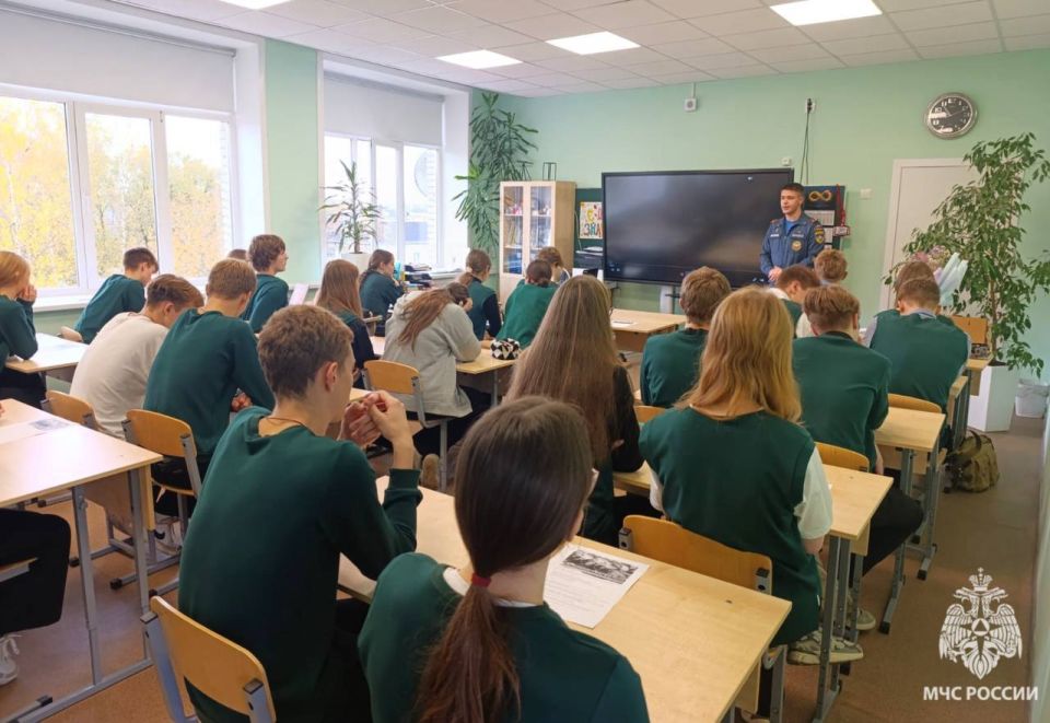 Пришло время стать героем. Сотрудники Главного управления МЧС России провели профориентационную встречу для старшеклассников школы №2 города Валдай