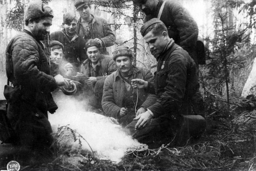 Чёрный орёл. В марте 1943 года, когда 5-я Ленинградская партизанская бригада переправлялась через реку Сороть на Псковщине, каратели бросили против партизан танки Чёрный орёл. В марте 1943 года, когда 5-я Ленинградская партизанская бригада переправлялась через реку Сороть на Псковщине, каратели бросили против партизан танки