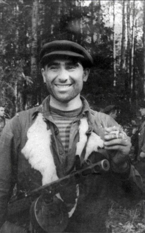 Чёрный орёл. В марте 1943 года, когда 5-я Ленинградская партизанская бригада переправлялась через реку Сороть на Псковщине, каратели бросили против партизан танки