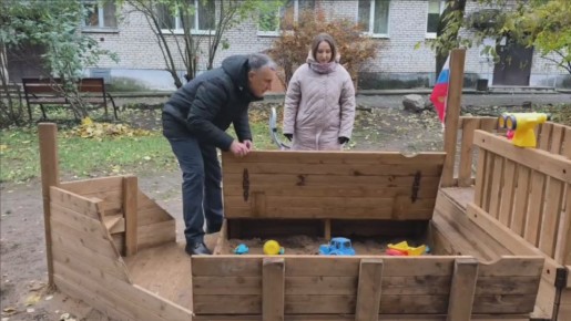 Александр Розбаум: Уважаемые Новгородцы!. Благодаря активистам из ТОС «Лермонтова» во дворе дома № 25, корп.2 на улице Стратилатовcкая на площадке установили новую интересную песочницу, шведскую стенку, спортивный тренажер...
