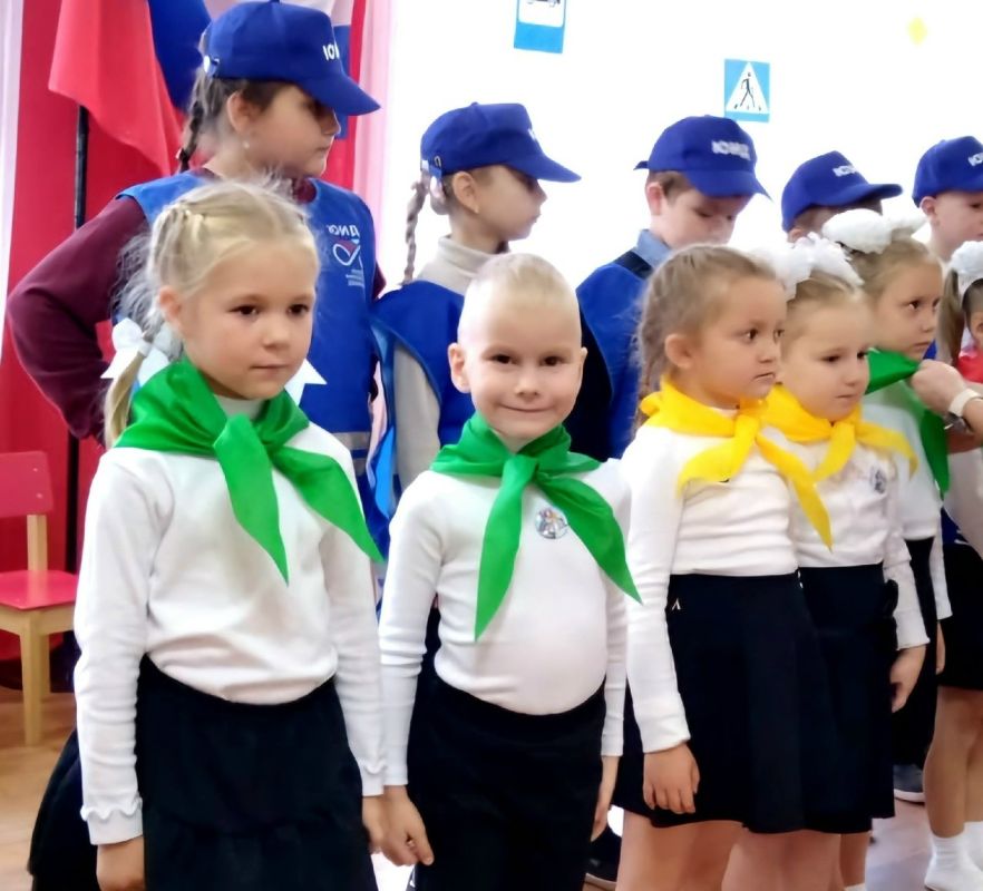 В городе Боровичи сотрудники Госавтоинспекции вместе с педагогами и ЮИДовцами провели церемонию посвящения дошкольников в юных помощников инспекторов движения