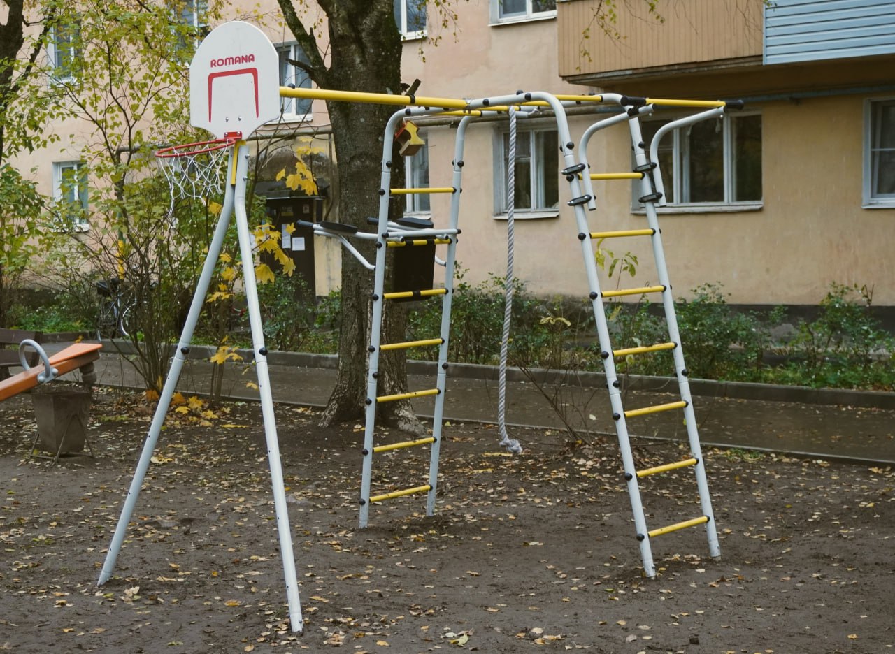 На одной из новгородских улиц появилась шведская стенка и много чего интересного