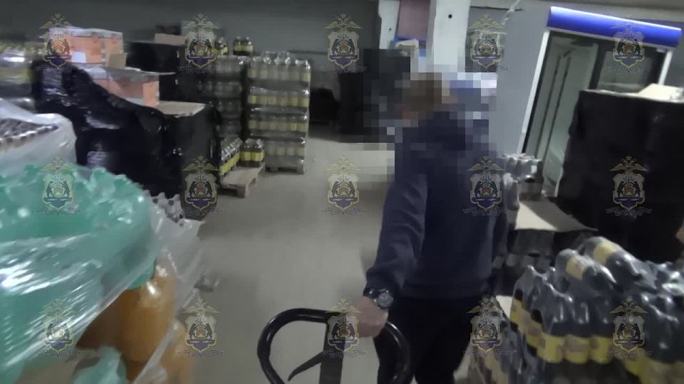 Новгородский предприниматель и две его знакомые осуждены за торговлю контрафактными сигаретами и алкоголем